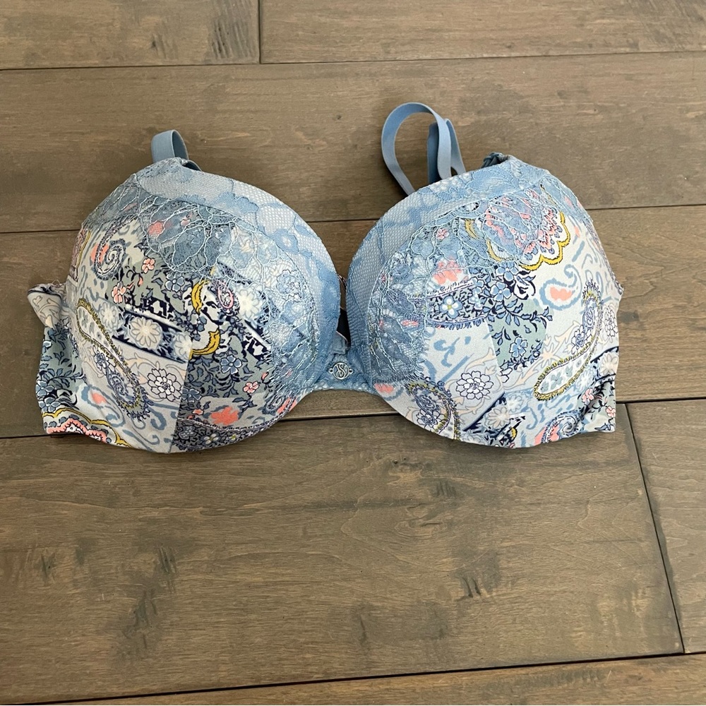 Victoria’s Secret Very Sexy Blue Paisley Push-Up Bra size 32D